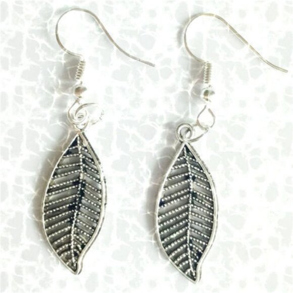Simple Hollowed Out Leaves Earrings in Silver Tone - Picture 1 of 4